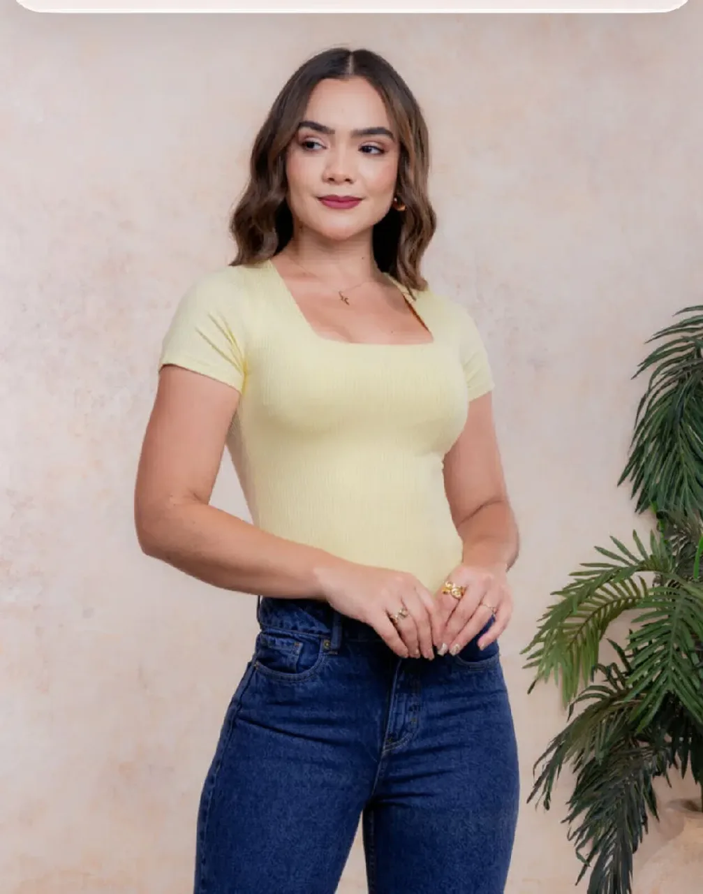 Body CMC, color Amarillo suave